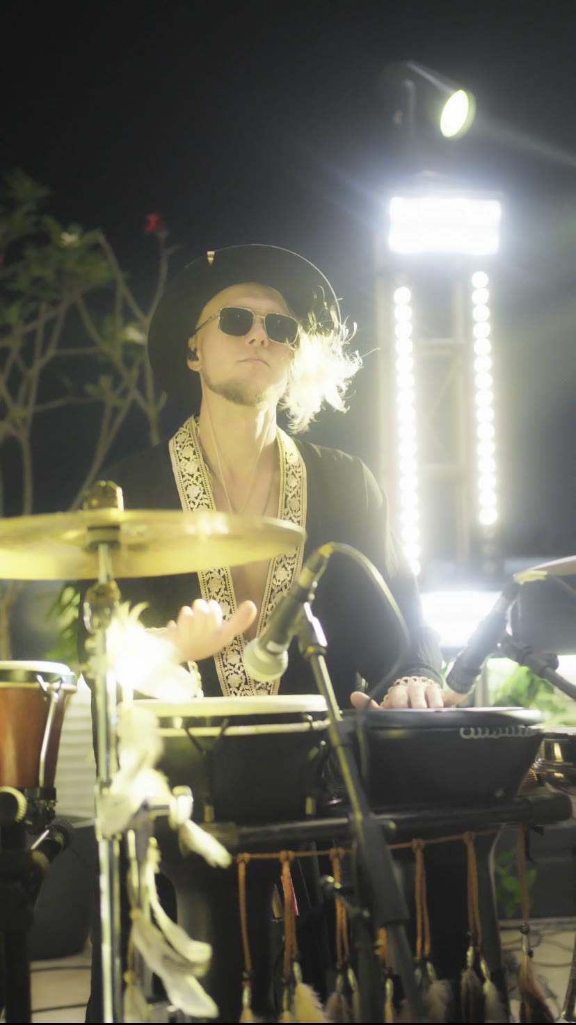 MANOO SON with LED-lit drum kit